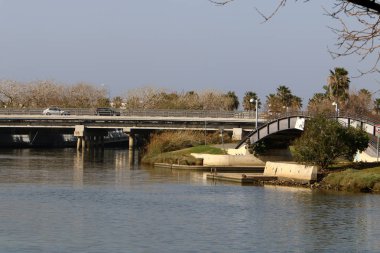 Köprü - bir engel dikilmiş bir yapay yapısı 