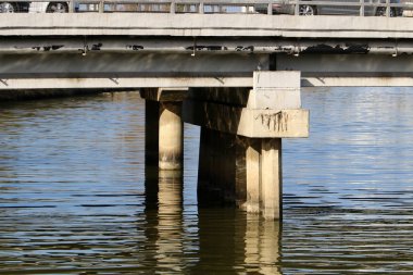 Köprü - bir engel dikilmiş bir yapay yapısı 