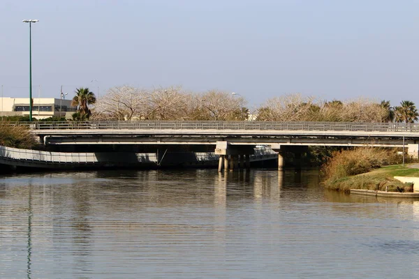 Brücke Eine Künstliche Konstruktion Die Über Einem Hindernis Errichtet Wurde — Stockfoto