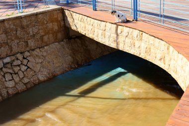 Köprü - bir engel dikilmiş bir yapay yapısı 