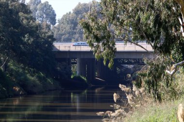 Köprü - bir engel dikilmiş bir yapay yapısı 