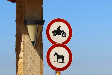 yol işaretleri ve yollar ve Parklar İsrail yüklü tabelaları 