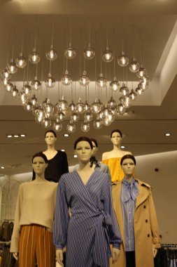 Israil 'de büyük bir mağazada malların reklam 