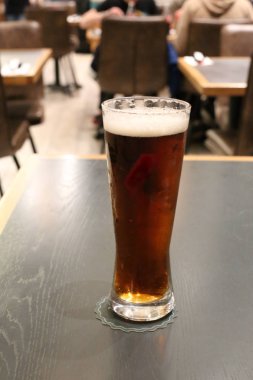 restoranda masada bir bardak taze arı 