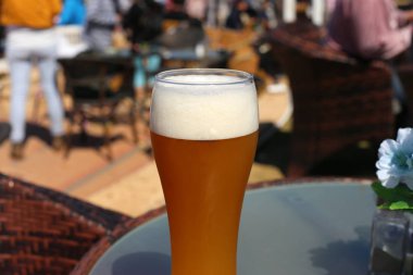 restoranda masada bir bardak taze arı 