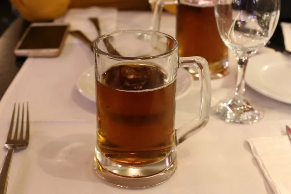 Einem Glas Auf Dem Tisch Restaurant Frische Biene — Stockfoto