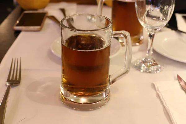 Einem Glas Auf Dem Tisch Restaurant Frische Biene — Stockfoto