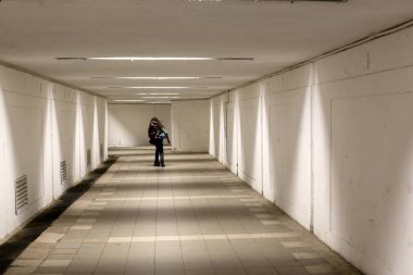 dağlarda yeraltı üzerinden geçiş şeklinde tünel-İnşaat 