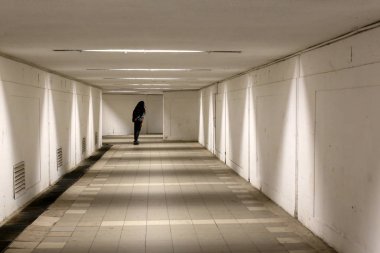 dağlarda yeraltı üzerinden geçiş şeklinde tünel-İnşaat 