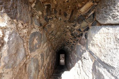 dağlarda yeraltı üzerinden geçiş şeklinde tünel-İnşaat 