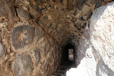 dağlarda yeraltı üzerinden geçiş şeklinde tünel-İnşaat 