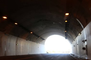 dağlarda yeraltı üzerinden geçiş şeklinde tünel-İnşaat 