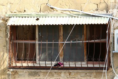 büyük bir şehirde küçük pencere 