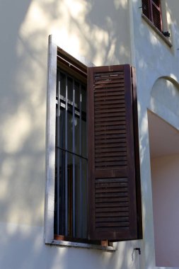 büyük bir şehirde küçük pencere 