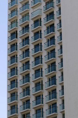 büyük bir şehirde küçük pencere 