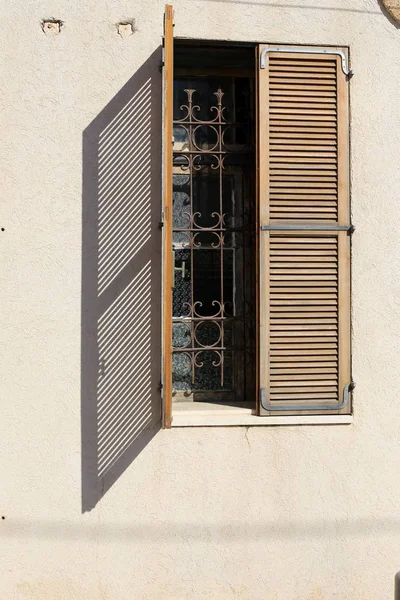 Маленьке Вікно Великому Місті — стокове фото