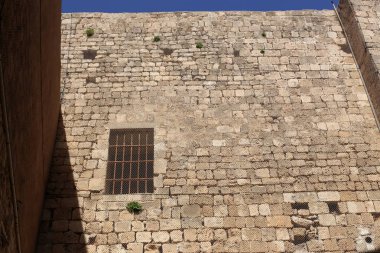 büyük bir şehirde küçük pencere 