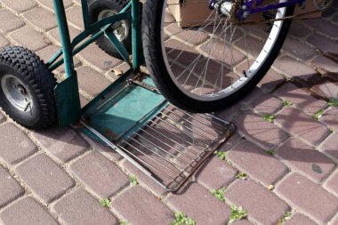 İnsan kas zorla ayak pedalları harekete tekerlekli bisiklet araç 