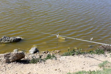 Kuzey İsrail'temiz su ile bir yapay göl kıyısında 