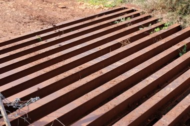 Eski ve paslı metal ürünler 