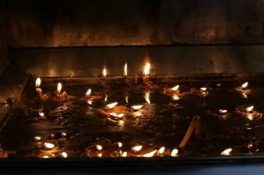 Bir mum içinde bir fitil ile yağlı madde bir sopa, aydınlatma ilkel bir kaynak olarak hizmet. 