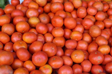 Taze meyve ve çilek Israil Acre kentinde bir pazarda satılır 