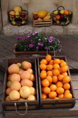 Taze meyve ve çilek Israil Acre kentinde bir pazarda satılır 
