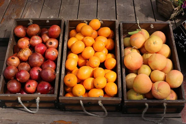 在以色列阿克里市的一个市场上出售新鲜水果和浆果 — 图库照片