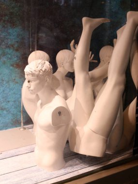 manken Dükkanı penceredir 