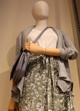 manken Dükkanı penceredir 