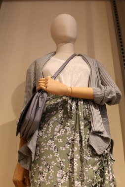 manken Dükkanı penceredir 