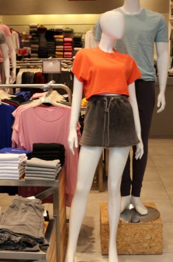 manken Dükkanı penceredir 