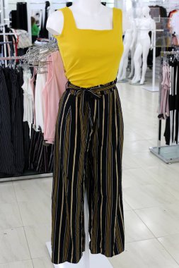 manken Dükkanı penceredir 