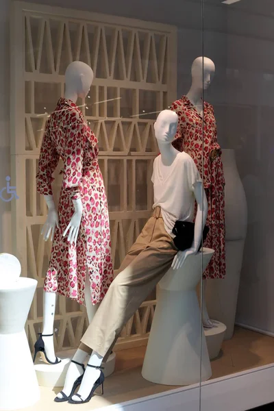 Maniquí Está Escaparate — Foto de Stock