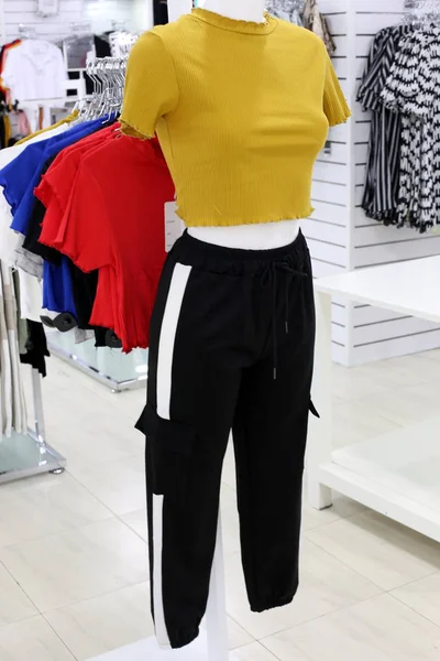 manken Dükkanı penceredir 