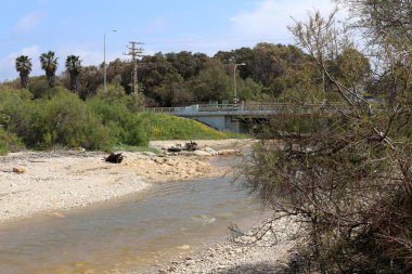 Köprü - bir engel dikilmiş bir yapay yapısı 