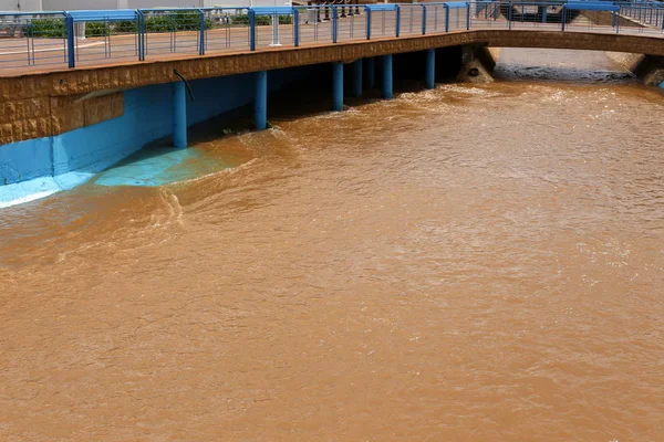 障害物を越える人工建て大橋 — ストック写真