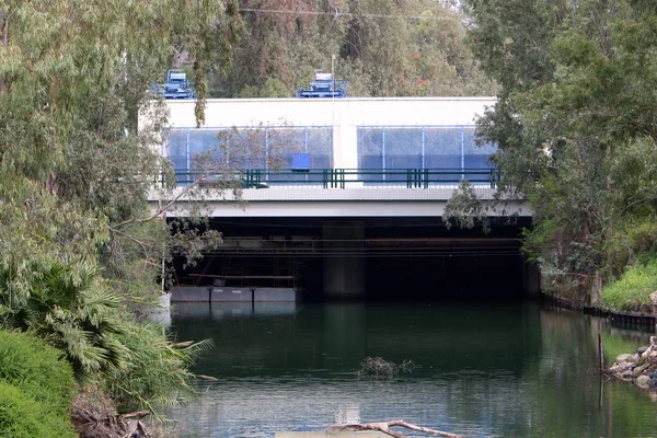 Brücke Eine Künstliche Konstruktion Die Über Einem Hindernis Errichtet Wurde — Stockfoto