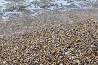 Israil 'in kuzeyinde Akdeniz kıyısında taşlar 