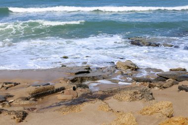 Israil 'in kuzeyinde Akdeniz kıyısında taşlar 
