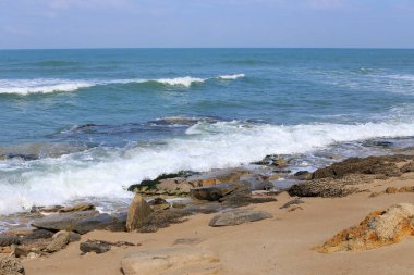 Israil 'in kuzeyinde Akdeniz kıyısında taşlar 
