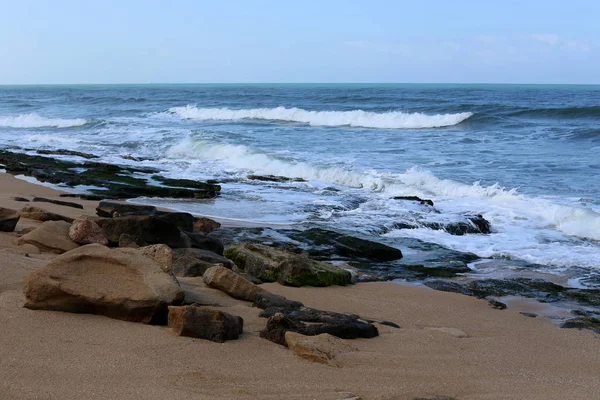 Israil 'in kuzeyinde Akdeniz kıyısında taşlar 