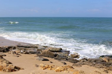 Israil 'in kuzeyinde Akdeniz kıyısında taşlar 