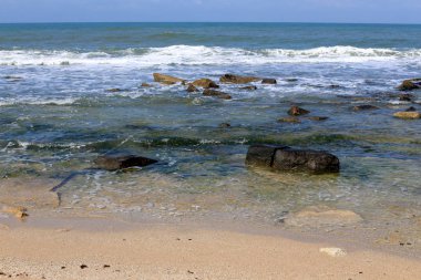 Israil 'in kuzeyinde Akdeniz kıyısında taşlar 