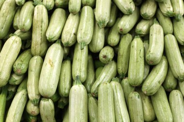 üstünde belgili tanımlık sayaç depodaki taze sebze ve meyveler vardır 