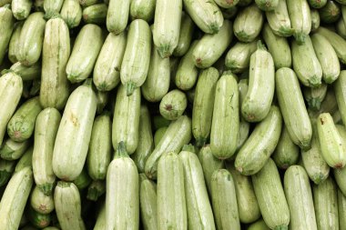 üstünde belgili tanımlık sayaç depodaki taze sebze ve meyveler vardır 