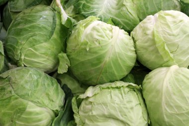 üstünde belgili tanımlık sayaç depodaki taze sebze ve meyveler vardır 