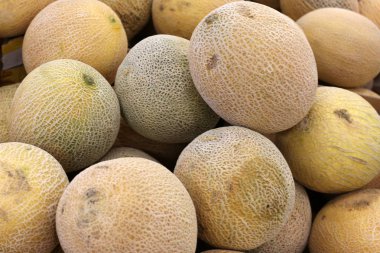 üstünde belgili tanımlık sayaç depodaki taze sebze ve meyveler vardır 