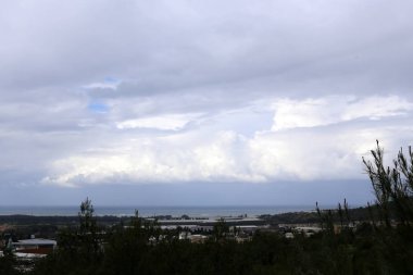 Israil 'de Akdeniz kıyılarında küçük bir kasabada peyzaj 