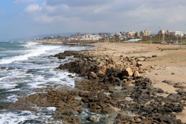 Israil 'de Akdeniz kıyılarında küçük bir kasabada peyzaj 